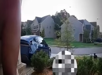 V1112001 está mujer sale huyendo de un pitbull (Parte 2)