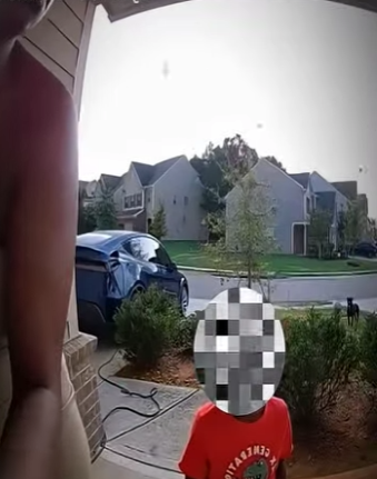 V1112001 está mujer sale huyendo de un pitbull (Parte 2)