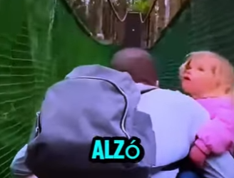 D2512007 Mono Sorprende Al Esquivar Una Familia En El Puente! (Part 2)