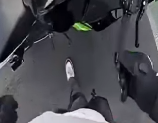 V2712012 motociclista se encontró con un amigo inesperado (Parte 2)