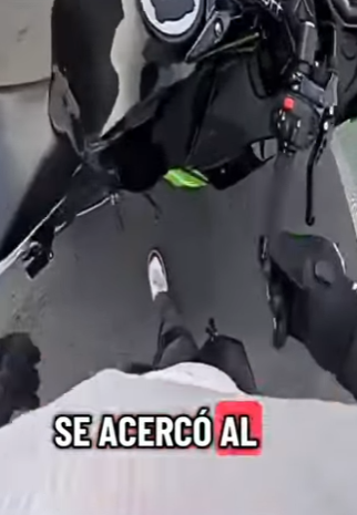 V2712012 motociclista se encontró con un amigo inesperado (Parte 2)