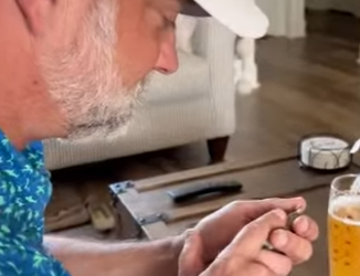 R0101004 El gorrión, salvado tras sufrir un golpe de calor, se convirtió en el mejor amigo de los humanos. (Parte 2)