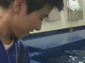 B0901008 Jealous Beluga Spits at Her Rival (Part 2)