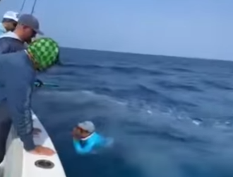 H2201004 Un grupo de pescadores capturó un atún gigante (Parte 2)