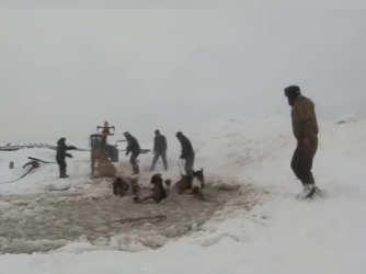 C0802006 Herdsmen Heroically Save Wild Horses Freezing Ice Pit (Part 2)