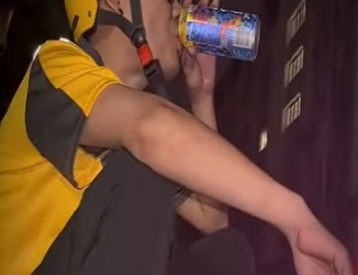 V1002001 En sus díasas oscuros está gatita llegó para ayudarlo sanar (Parte 2)