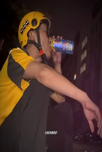 V1002001 En sus díasas oscuros está gatita llegó para ayudarlo sanar (Parte 2)