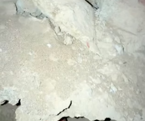 M1104003 Esta pequeña desesperada buscaba ayuda para desenterrar a su bebe que se habia caido a un hueco en (Part 2)