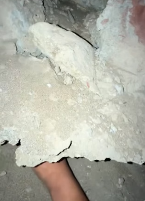 M1104003 Esta pequeña desesperada buscaba ayuda para desenterrar a su bebe que se habia caido a un hueco en (Part 2)