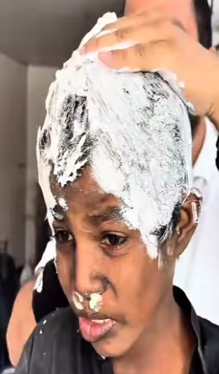 X1106002 Cutting the long hair of a 10 year old homeless boy (Part 2)