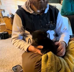 F0306002 A man rescued a baby bear in the snow. (Part 2)
