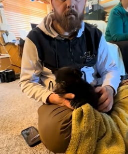 F0306002 A man rescued a baby bear in the snow. (Part 2)