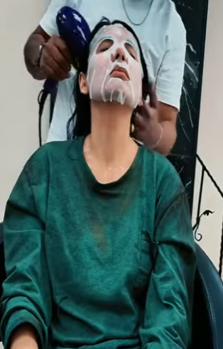 X0206006 Her long hair, which she had kept for 17 years, covered her face completely (Part 2)
