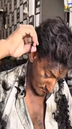 X0206003 Cutting the messy hair of a homeless person (Part 2)